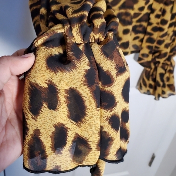 LEOPARD Print Bell Sleeve Top - Picture 3 of 9